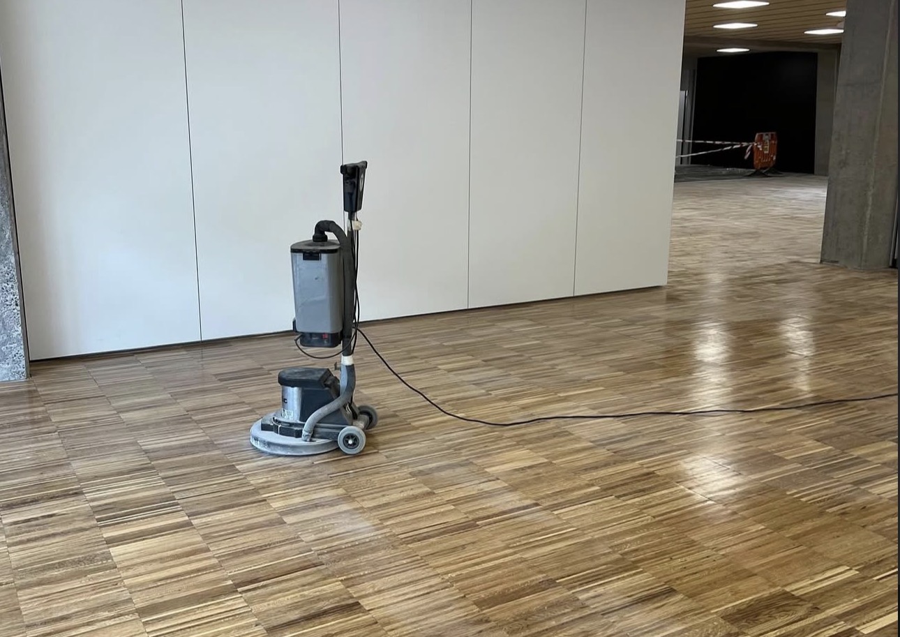 Vista general del parquet industrial de roble instalado