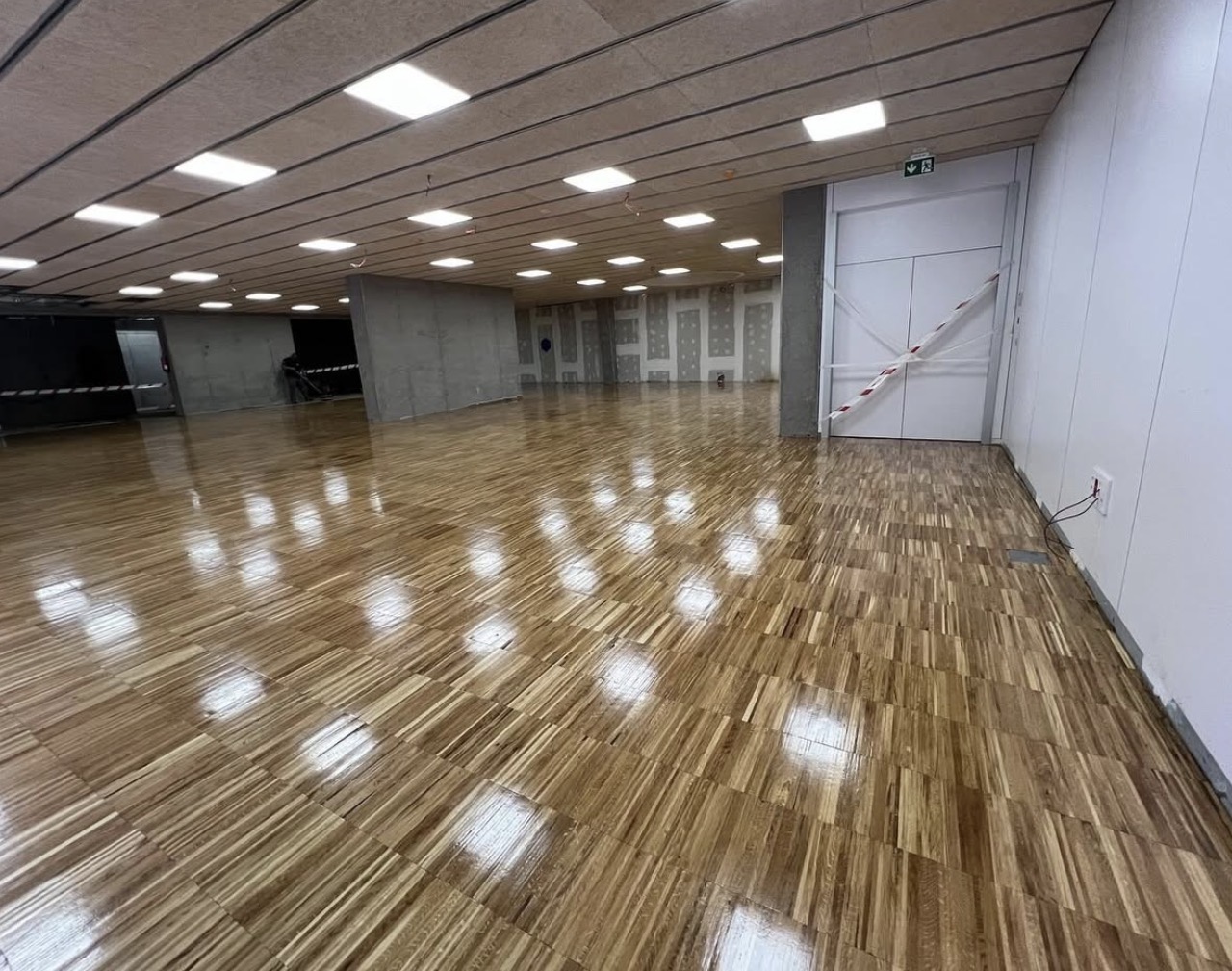 Detalle de colocación de parquet industrial de roble