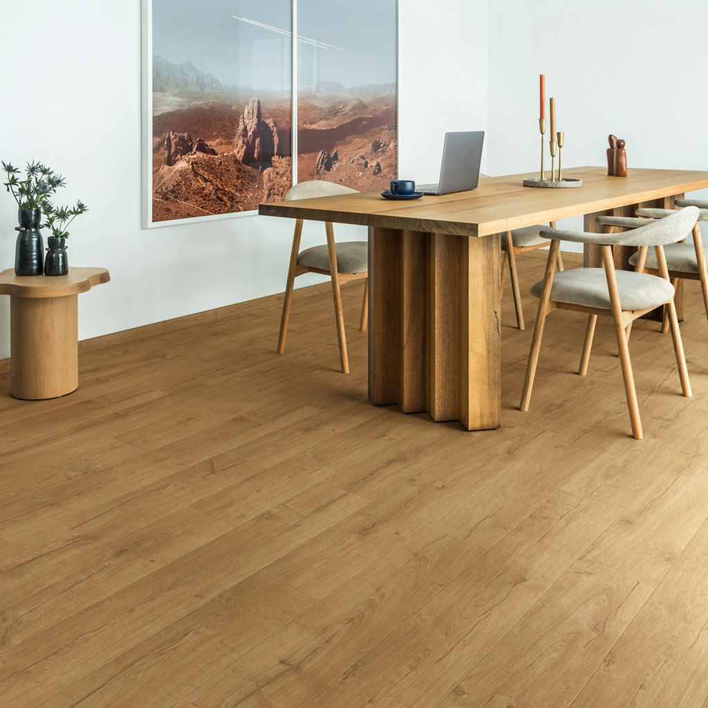 Dormitorio con suelo laminado instalado