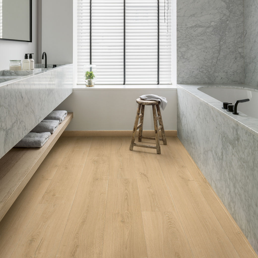 Baño con suelo efecto madera